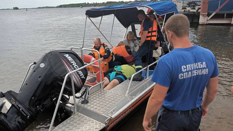 В Саратове мужчина прыгнул в воду и повредил шею