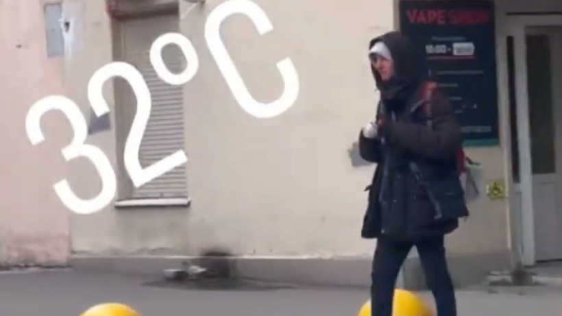 В жаркий день саратовцы заметили на улице мужчину в теплой куртке и шапке