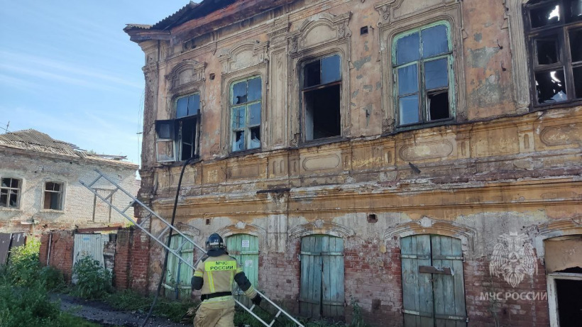В Энгельсе из горящего дома пожарные спасли мужчину. Еще один отравился угарным газом