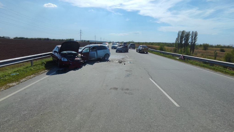 В массовой аварии под Энгельсом пострадали пять человек