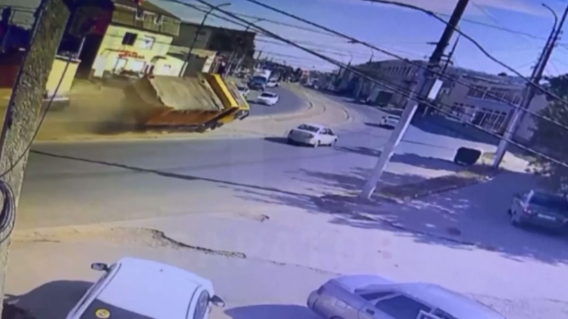 Появилось видео с места ДТП с «КамАЗом» на Танкистов