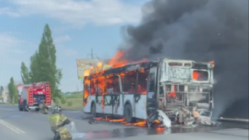 В Энгельсе полыхает огнем автобус маршрута №284. Пожарные выехали его тушить