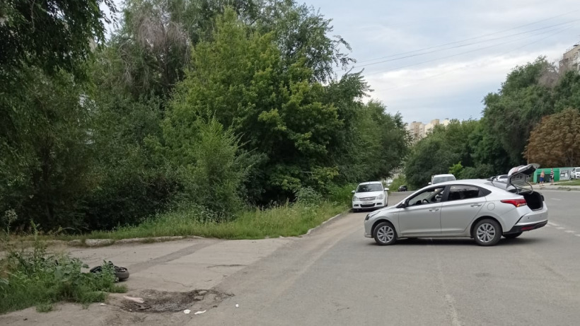В Саратове иномарка сбила женщину на самокате