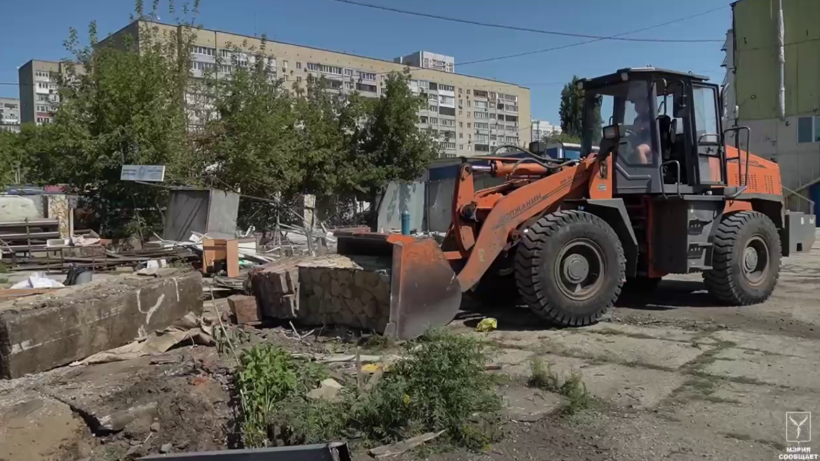 На спуске к саратовской набережной трактором снесли ларек