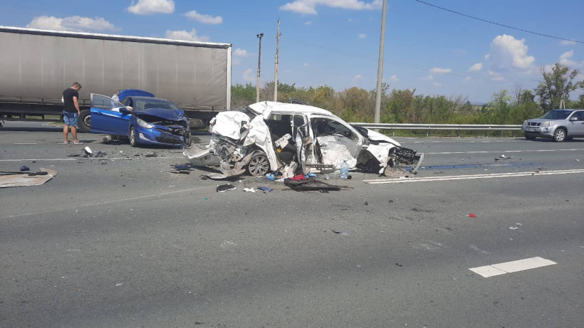 В Гагаринском районе в аварии с фурой пострадали три человека
