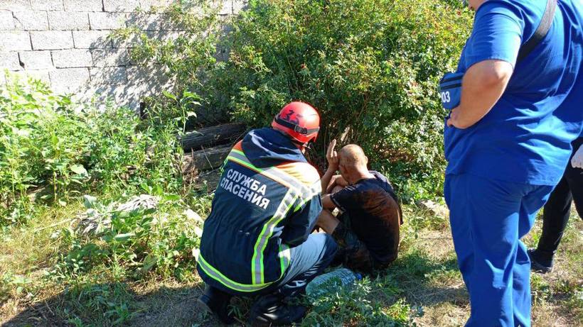 В Энгельсе мужчина упал в колодец. Достать его смогли только спасатели