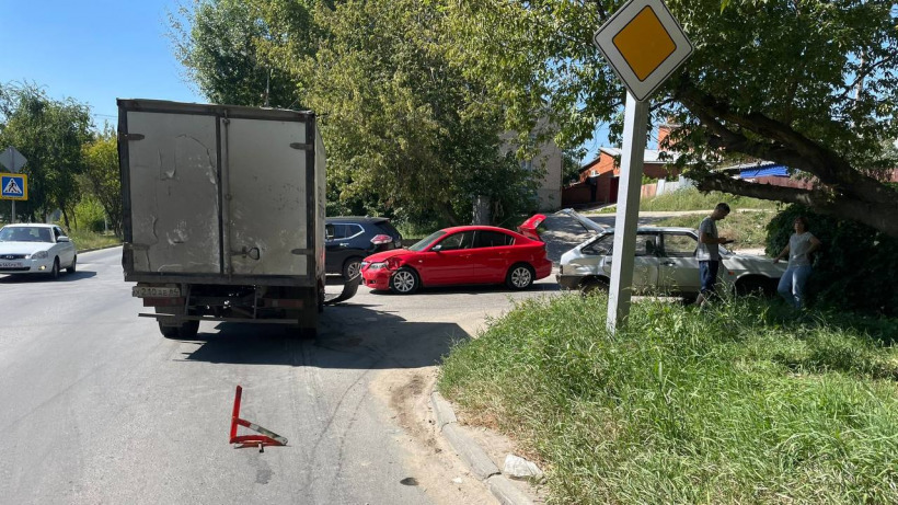 Пожилой водитель пострадал в массовой аварии на Гвардейской