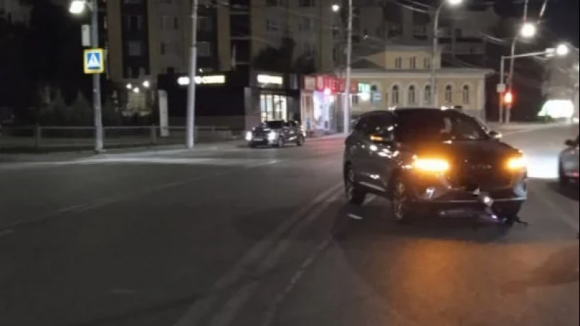 Саратовец на электросамокате протаранил иномарку и попал в больницу