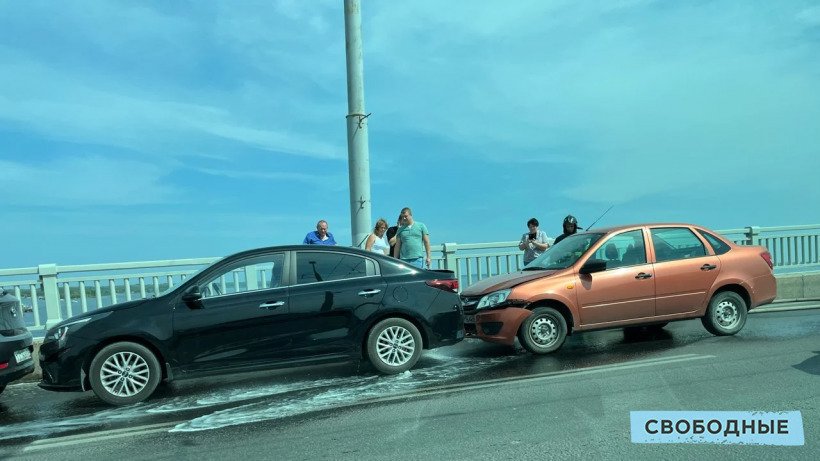 Участникам тройного ДТП на саратовском мосту потребовалась помощь пожарных