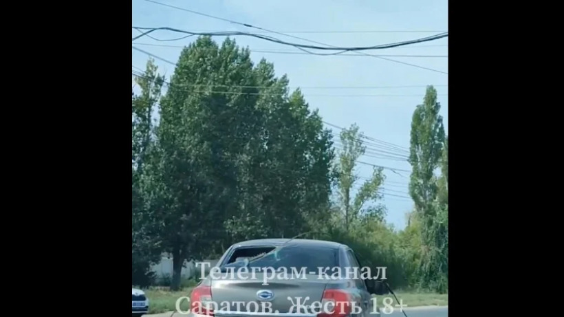 В Энгельсе сорванные большегрузом провода троллейбусной сети пробили стекло «Гранты»