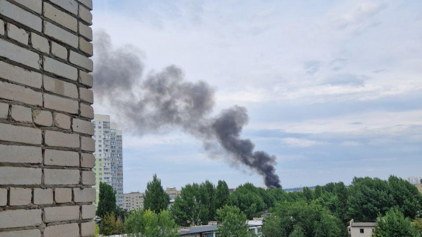 В Саратове рядом с железной дорогой загорелись сараи