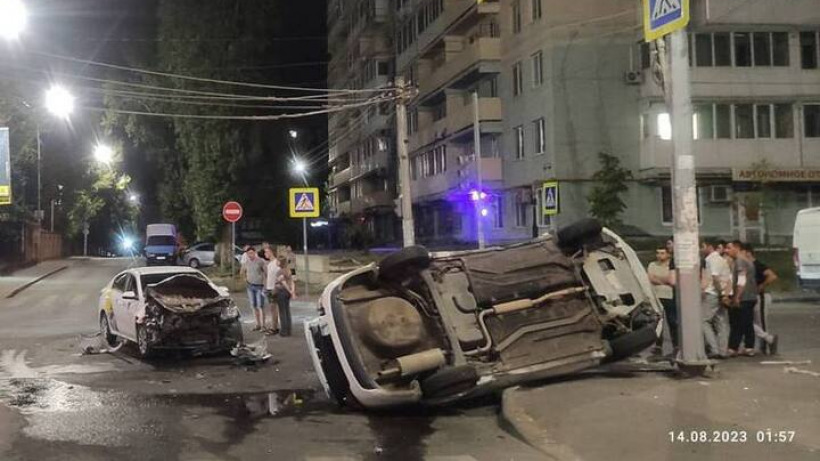 Три человека попали в больницу после столкновения «Киа» и «Гранты» в центре Саратова