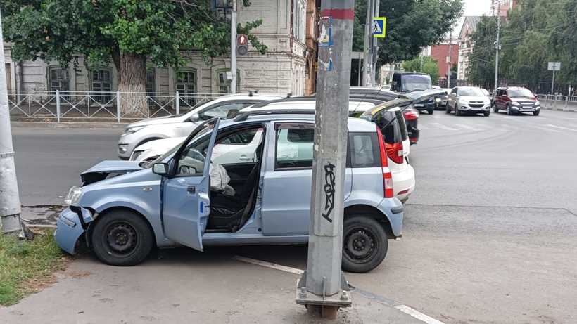 В Саратове «Фиат» влетел в столб после столкновения со «Шкодой». Пострадала женщина