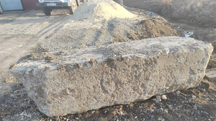 В Саратовской области подросток разбился о бетонный блок при катании на «ватрушке», прицепленной к авто. Его водителя ждет суд