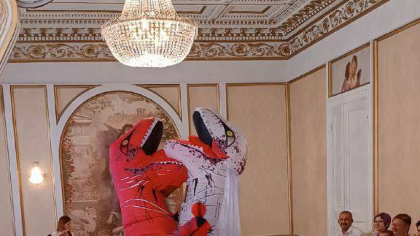 В Саратове молодожены пришли на регистрацию брака в костюмах динозавров