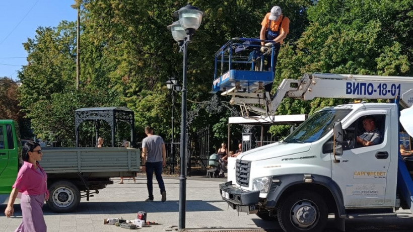 Упавший на велодорожку по улице Волжской фонарь установили обратно