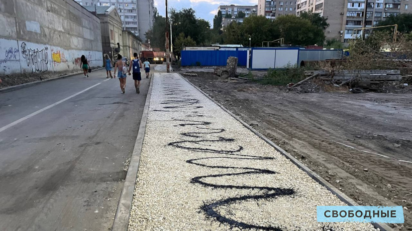 На Большой Садовой у новой набережной Саратова уложили тротуар со столбами посередине