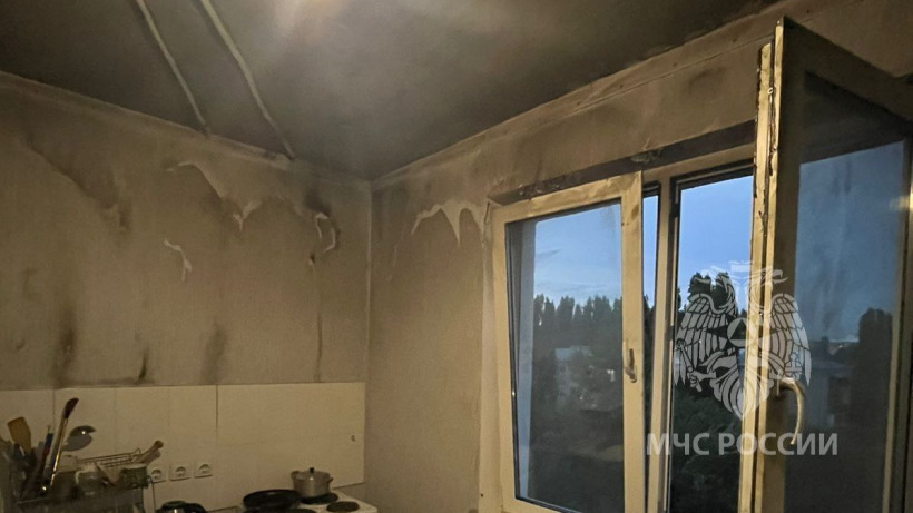 Во время приготовления пищи в саратовской квартире загорелась кухня