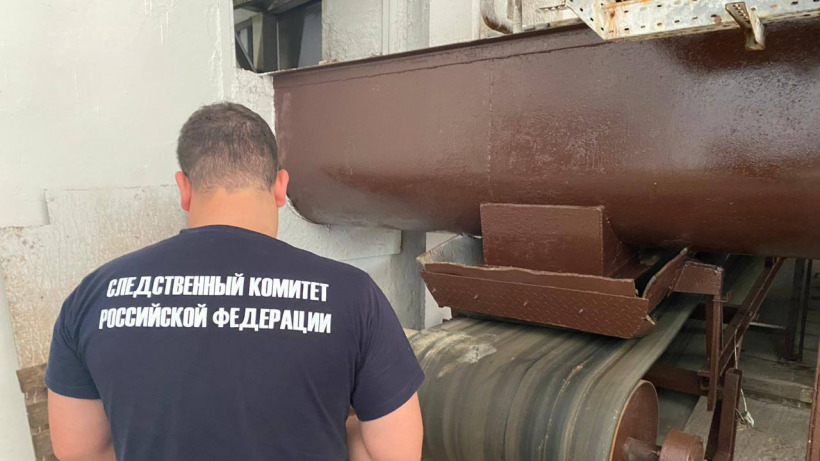 На балашовском предприятии слесарь погиб в ленточном транспортере