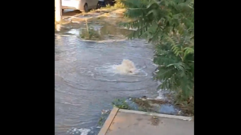 Жители улицы Чемодурова почти сутки проведут без воды из-за коммунального «фонтана»