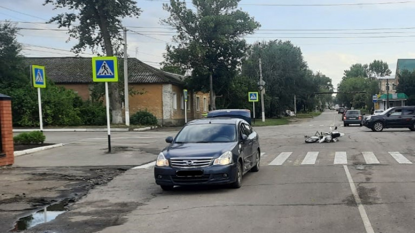 На дороге в Балашове мотоциклист попал под колеса Nissan