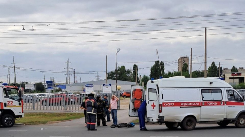 В Балакове автомобиль сбил ехавшего на электросамокате молодого жителя