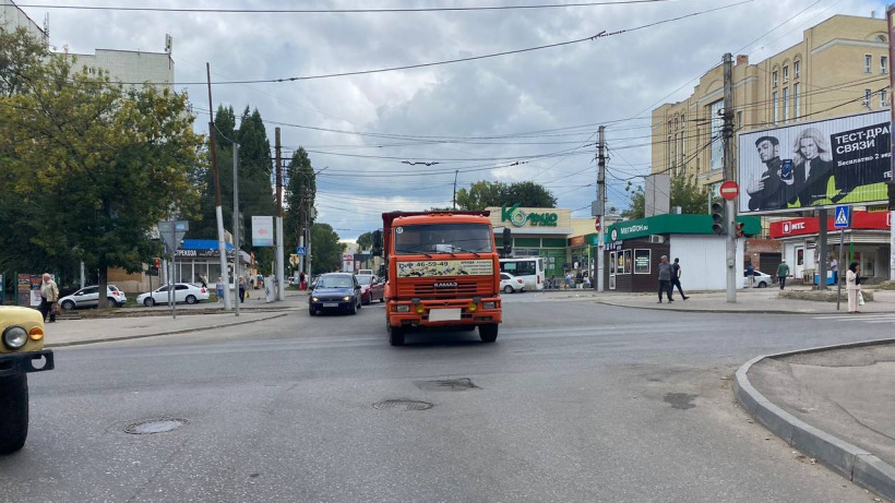 На перекрестке в Саратове самосвал сбил пенсионерку