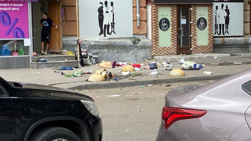 В центре Саратова из окна многоквартирного дома швыряли вещи на тротуар