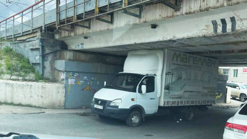 Под саратовским мостом глупости застряла очередная ГАЗель