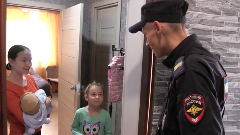 Саратовский полицейский с помощью бронежилета помог эвакуироваться матери с двумя детьми из горящей многоэтажки