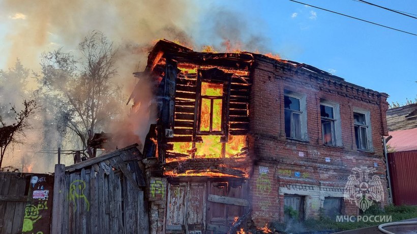 В Саратове полыхает расселенный двухэтажный дом