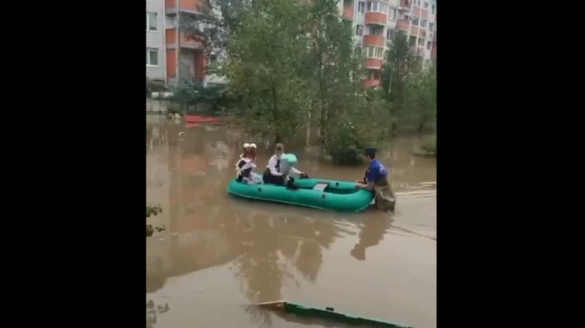 День знаний. В затопленном Уссурийске ученики добираются в школы на лодках