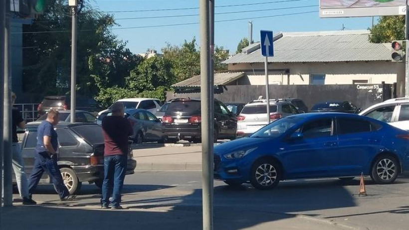 Из-за ДТП на Соколовой образовалась большая пробка, водители едут по тротуару
