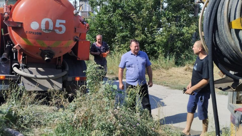 Коммунальщики прочистили канализацию у дома в Саратове только после сообщений в СМИ и замечания прокуратуры