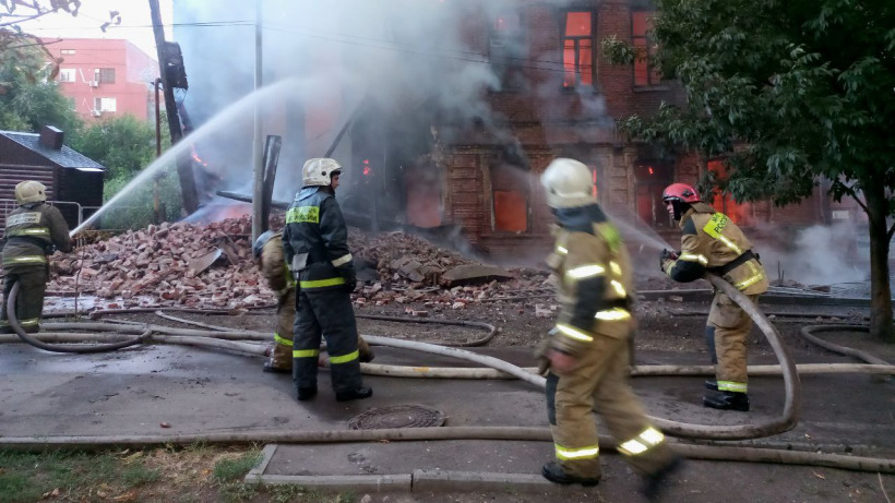 МЧС: Двухэтажное здание на Князевском взвозе в Саратове обрушилось во время тушения