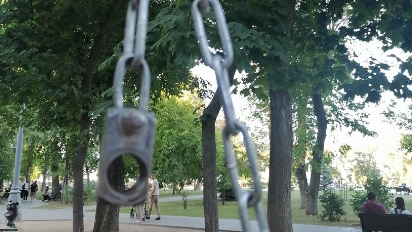 Чтобы порвали обувь, поранили ногу. Жительница пожаловалась на небезопасные качели в энгельсском парке