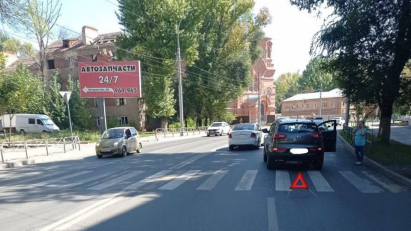 В Саратове пожилой водитель иномарки сбил шедшего по зебре мужчину