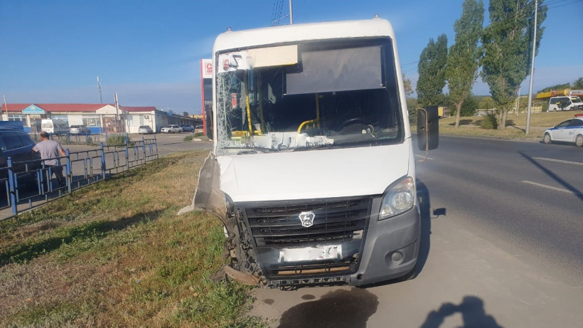 В Саратове водитель маршрутки №67 протаранил столб