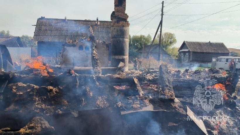 В хвалынском селе полностью выгорел деревянный дом