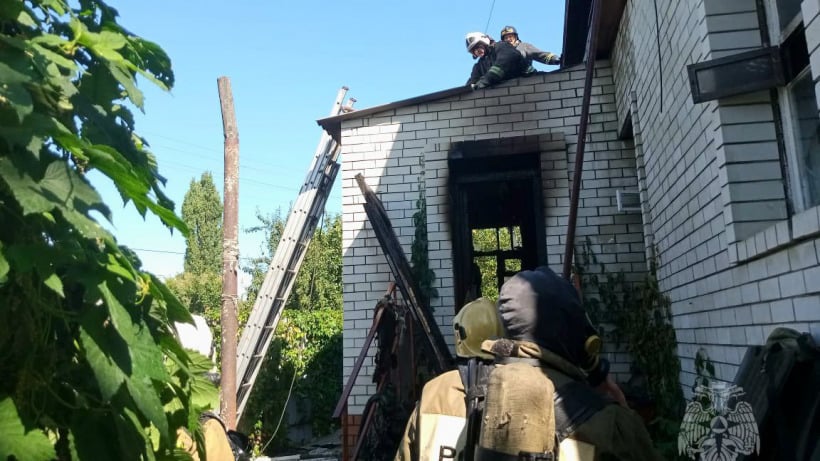 В Балашове из горящего дома пожарные спасли девочку-подростка   