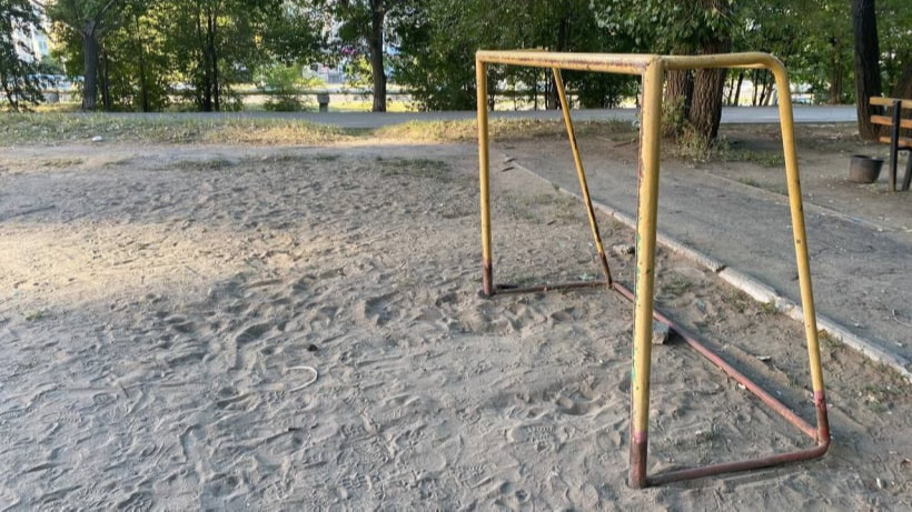 В Ленинском районе Саратова убрали футбольные ворота, которые упали на ребенка