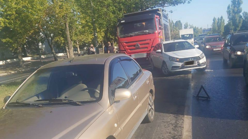 В Саратове произошло массовое ДТП. Пострадал водитель иномарки