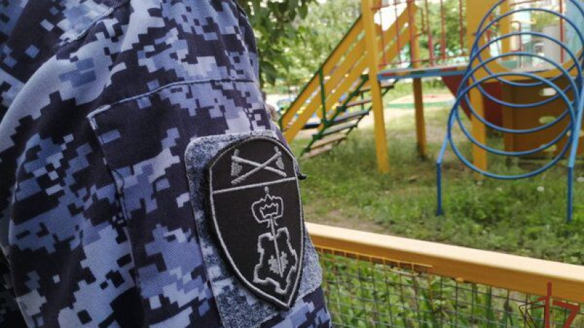 В Ртищеве росгвардейцы нашли потерявшегося мальчика рядом с железнодорожными путями