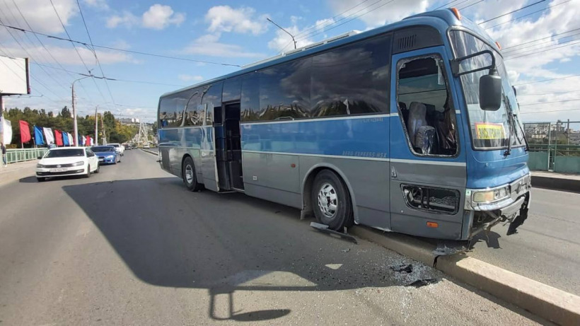 На мосту 3-й Дачной пострадал водитель автобуса, столкнувшегося с трактором