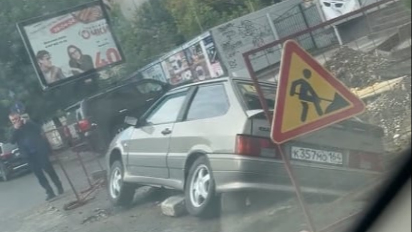 В центре Саратова автомобиль провалился в коммунальную траншею