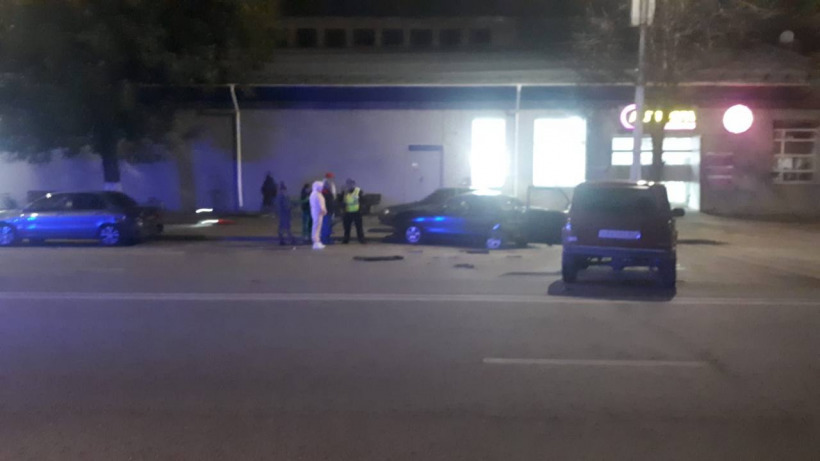 В Саратове девушка за рулем Нивы протаранила три припаркованные иномарки. Два человека пострадали