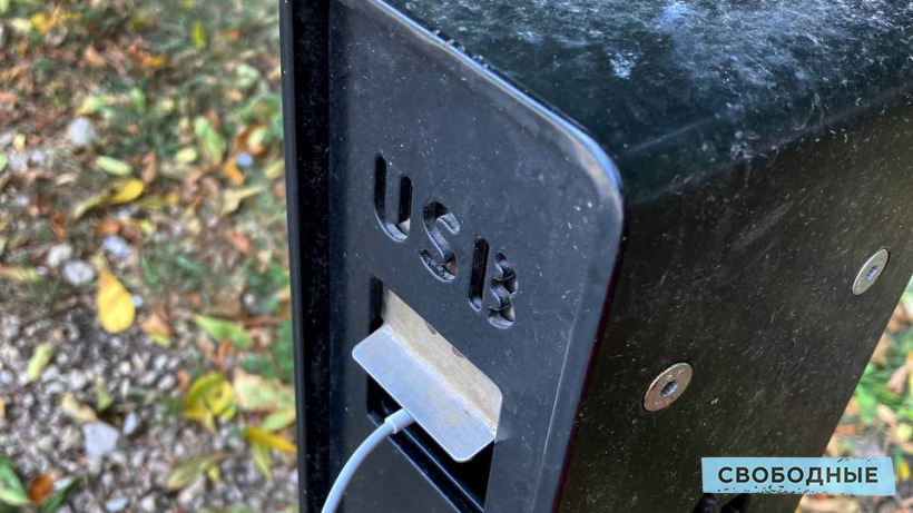 На бульваре Рахова установили столбики с USB-зарядкой для телефонов, но они не работают