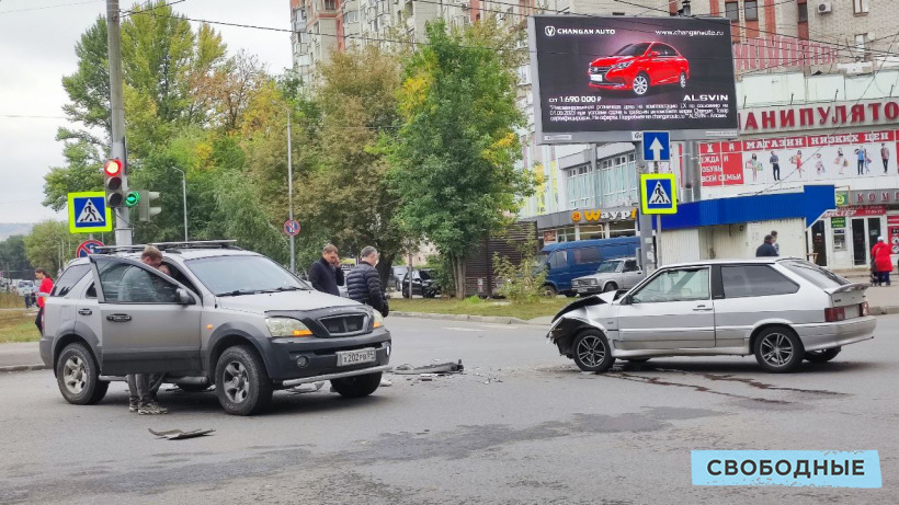 Из-за аварии на Барнаульской в Заводском районе Саратова образовывается пробка