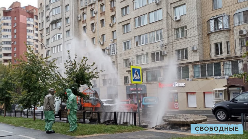 На улице Рахова забил коммунальный «гейзер»