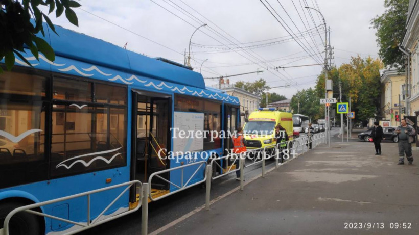 В саратовском троллейбусе пассажиру стало плохо. Приезжала скорая